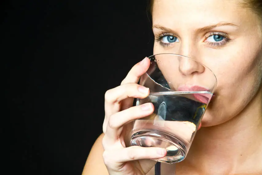 10 Various Health Benefits of Drinking Cold and Warm Water