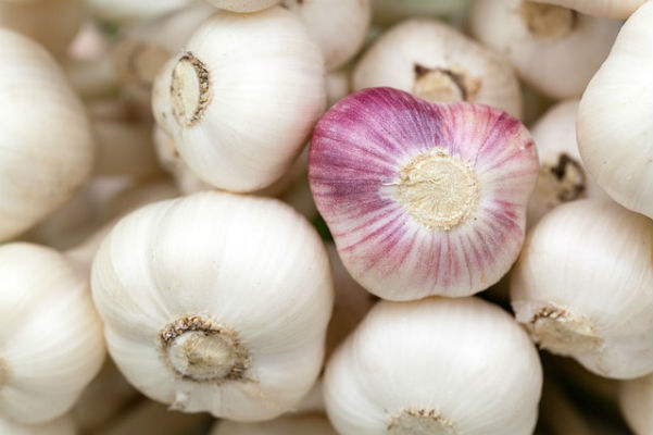 How to Spot Bleached and Chemical Laden Garlic From China